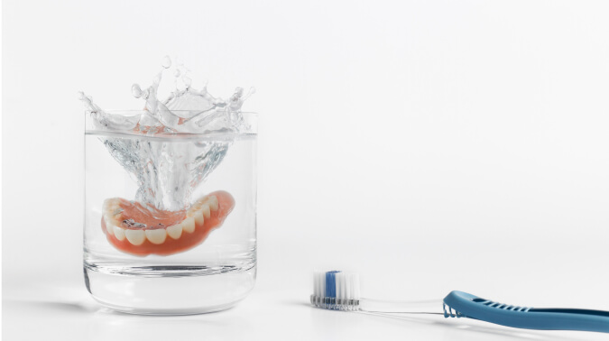 Уход за съемными зубными протезами