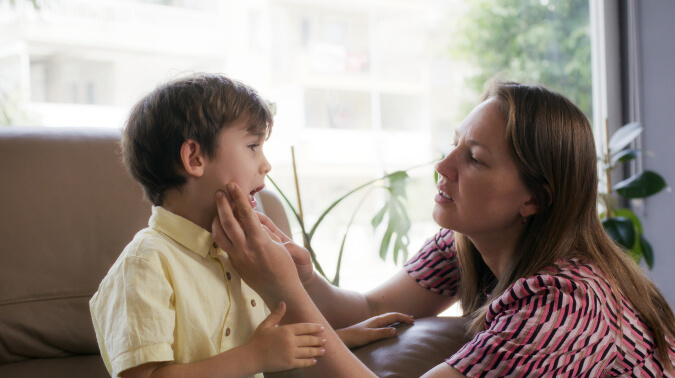 Опухли десны у ребенка: что делать?